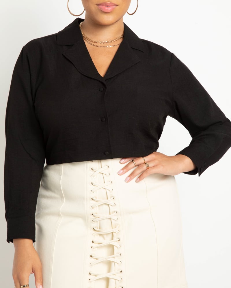 Front of a model wearing a size 14 Rose Boxy Shirt in Totally Black by ELOQUII. | dia_product_style_image_id:231497